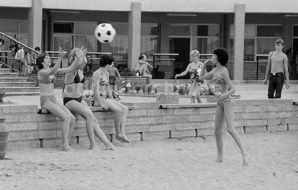 DDR-Fotoarchiv: Berlin - Badegäste im Strandbad Müggelsee in Berlin, der ehemaligen Hauptstadt der DDR, Deutsche Demokratische Republik