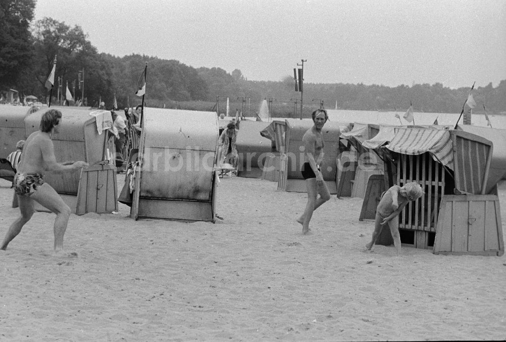 DDR-Bildarchiv: Berlin - Badegäste im Strandbad Müggelsee in Berlin, der ehemaligen Hauptstadt der DDR, Deutsche Demokratische Republik