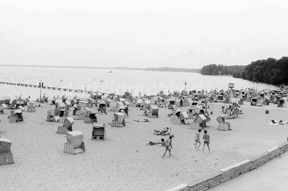 DDR-Bildarchiv: Berlin - Badegäste im Strandbad Müggelsee in Berlin, der ehemaligen Hauptstadt der DDR, Deutsche Demokratische Republik