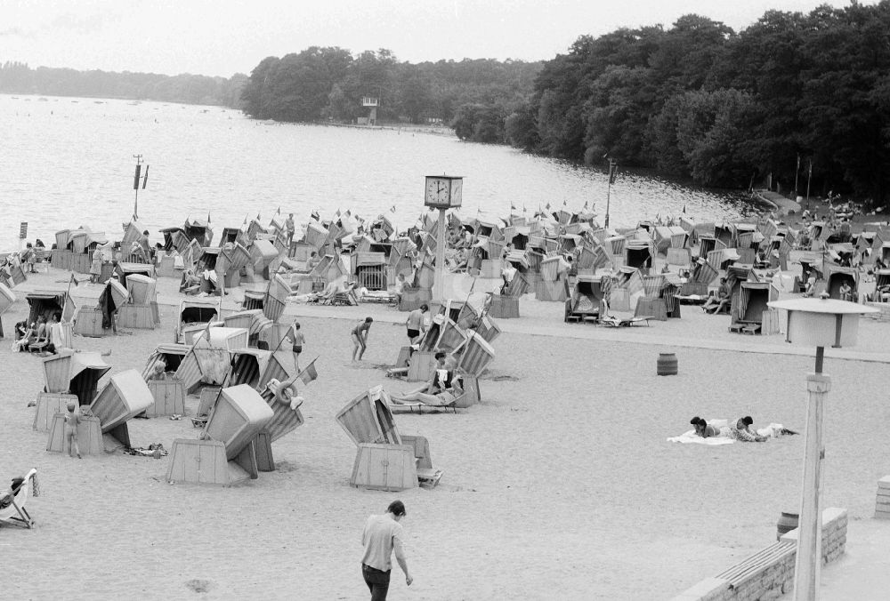 DDR-Fotoarchiv: Berlin - Badegäste im Strandbad Müggelsee in Berlin, der ehemaligen Hauptstadt der DDR, Deutsche Demokratische Republik