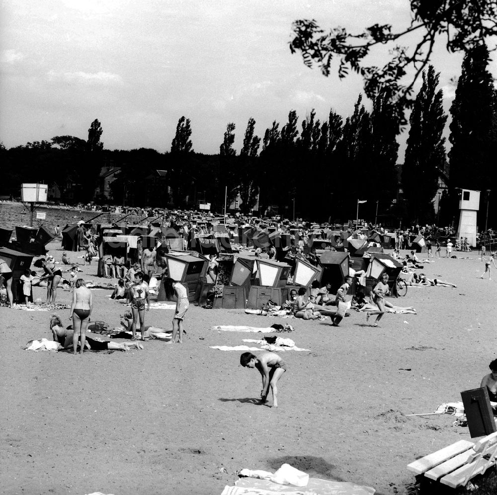 DDR-Fotoarchiv: Schwerin - Badegäste und Urlauber am Strand des Schweriner Innensees in Schwerin in Mecklenburg-Vorpommern in der DDR
