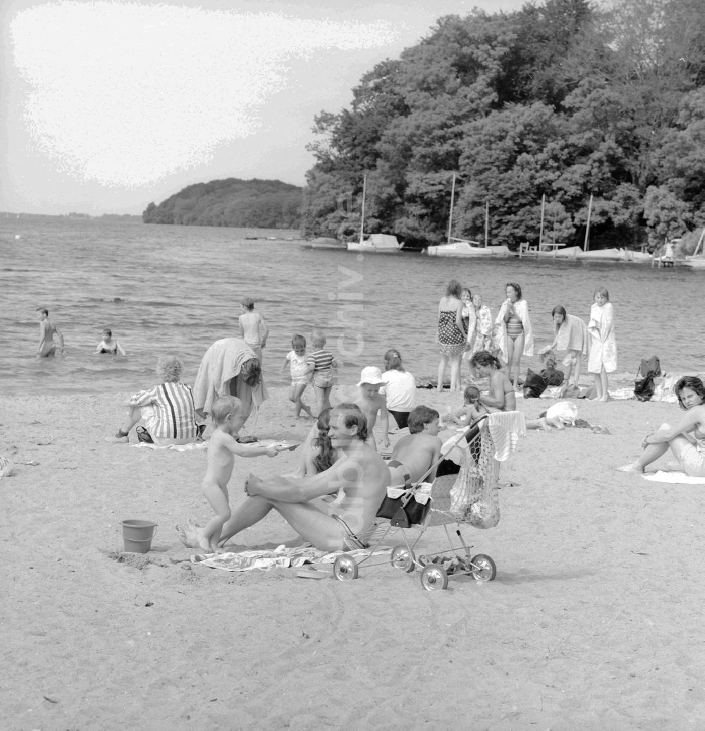Schwerin: Badegäste und Urlauber am Strand des Schweriner Innensees in Schwerin in Mecklenburg-Vorpommern in der DDR