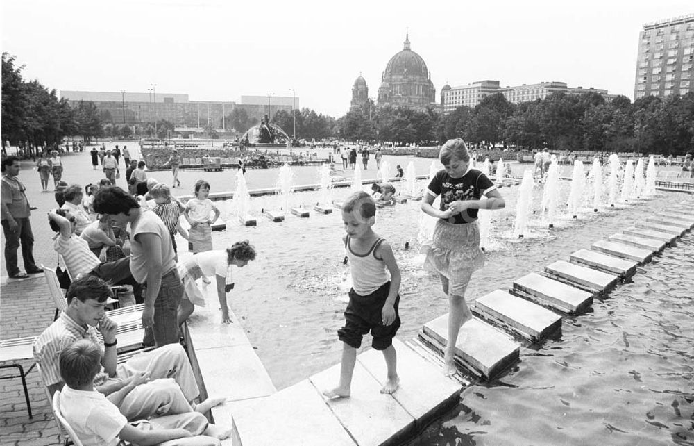 Berlin: Badespaß im Springbrunnen vor dem Fernsehturm 05.07.1989