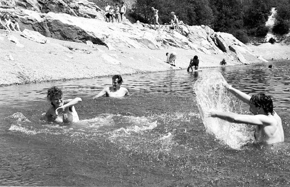 DDR-Fotoarchiv: Rübeland - Badevergrügen im Blauen See bei Rübeland 10.08.1989