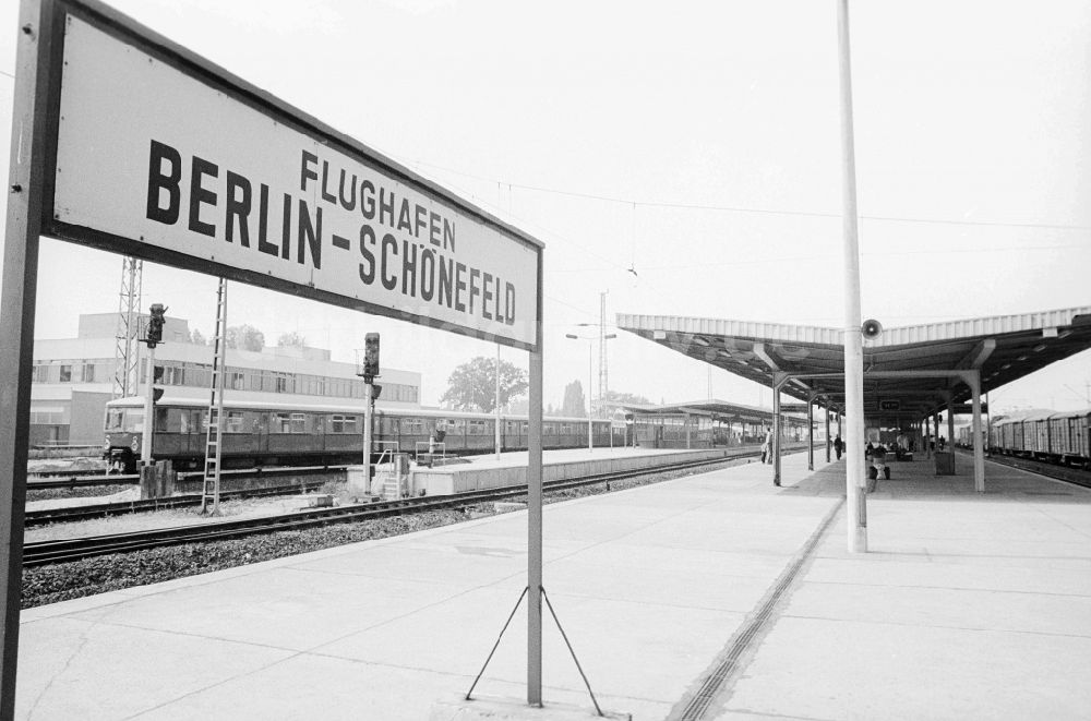 Schönefeld: Bahnhof Flughafen Berlin-Schönefeld in Schönefeld in Brandenburg in der DDR
