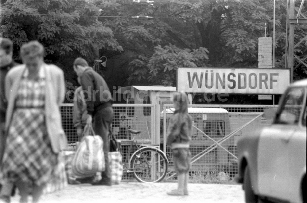 Wünsdorf: Bahnhof in Wünsdorf im Bundesland Brandenburg auf dem Gebiet der ehemaligen DDR, Deutsche Demokratische Republik