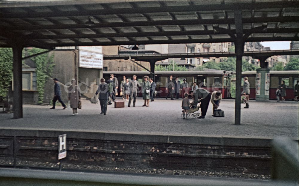 DDR-Bildarchiv: Berlin - Bahnhofsgebäude des S-Bahnhofes Ostkreuz in Berlin in der DDR