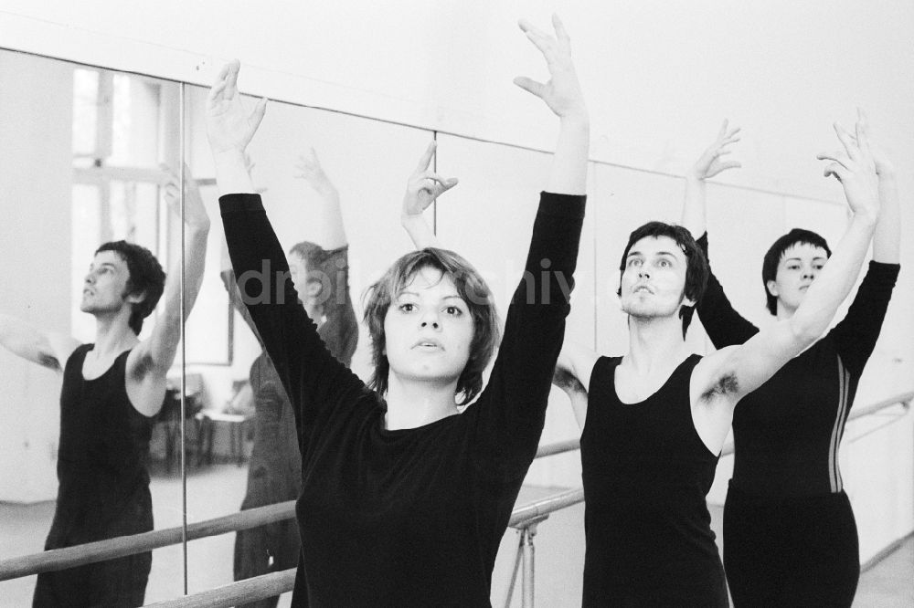 Leipzig: Ballettunterricht an der Schauspielschule in Leipzig in Sachsen in der DDR
