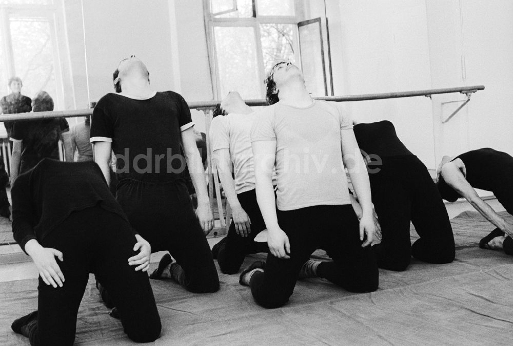 DDR-Fotoarchiv: Leipzig - Ballettunterricht an der Schauspielschule in Leipzig in Sachsen in der DDR