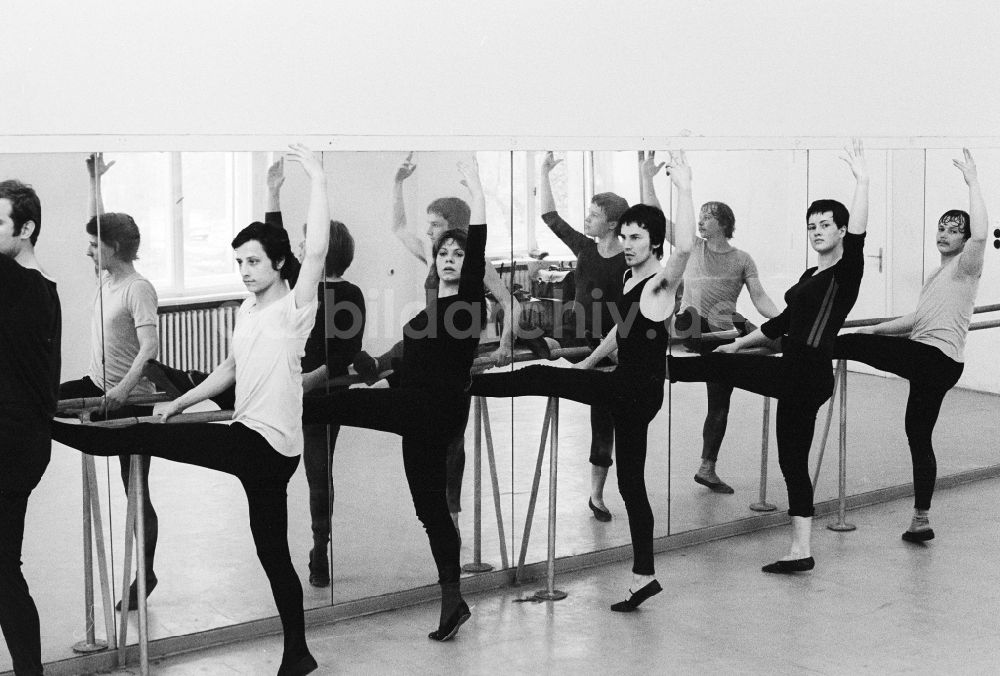 DDR-Bildarchiv: Leipzig - Ballettunterricht an der Schauspielschule in Leipzig in Sachsen in der DDR