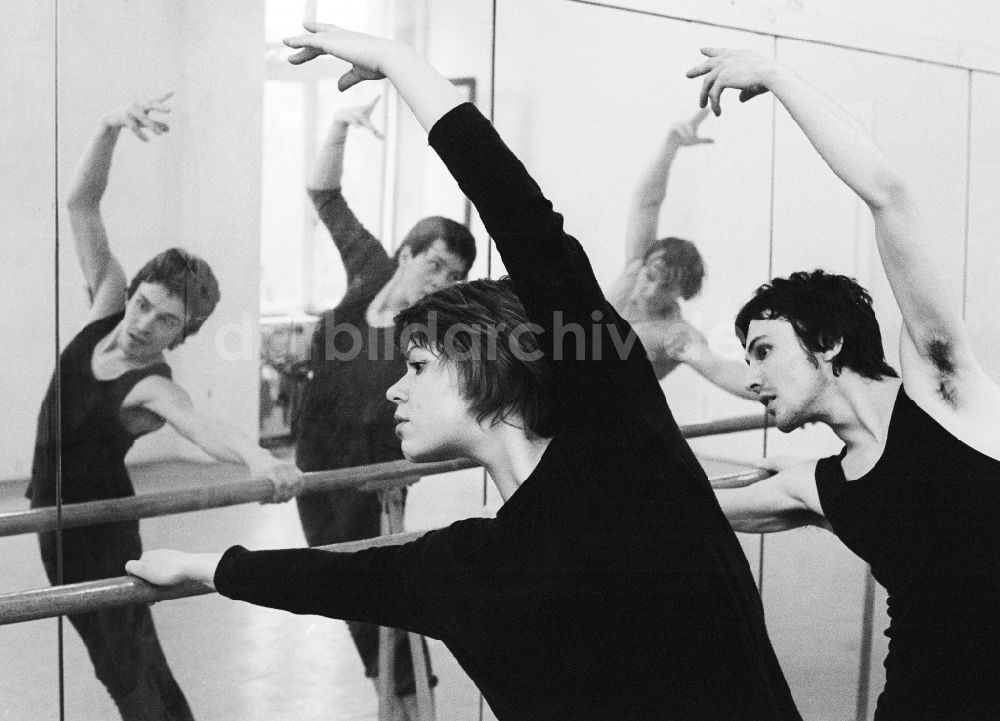 Leipzig: Ballettunterricht an der Schauspielschule in Leipzig im Bundesland Sachsen auf dem Gebiet der ehemaligen DDR, Deutsche Demokratische Republik