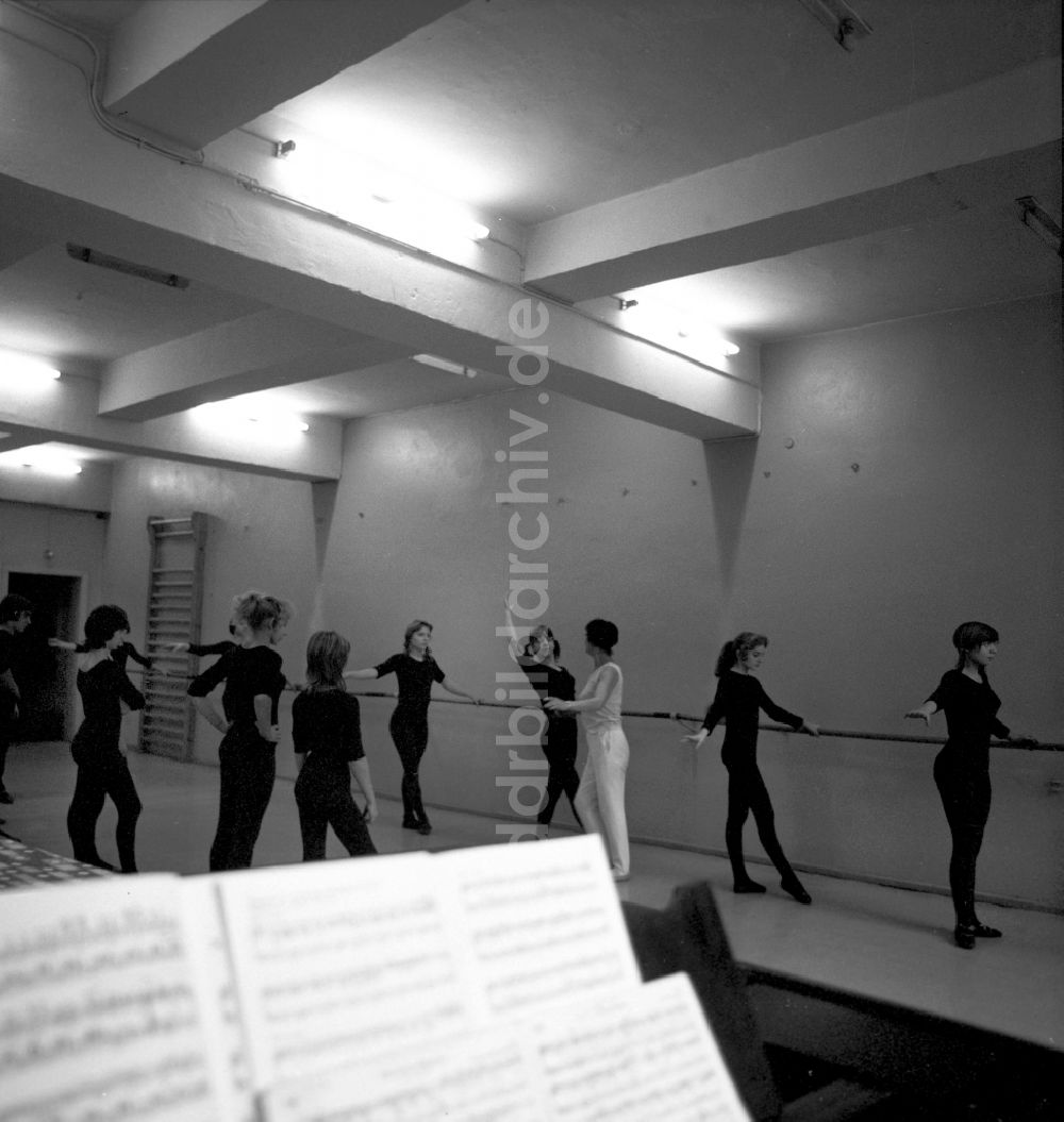 DDR-Fotoarchiv: Berlin - Ballettunterricht in der staatlichen Artistenschule in Berlin