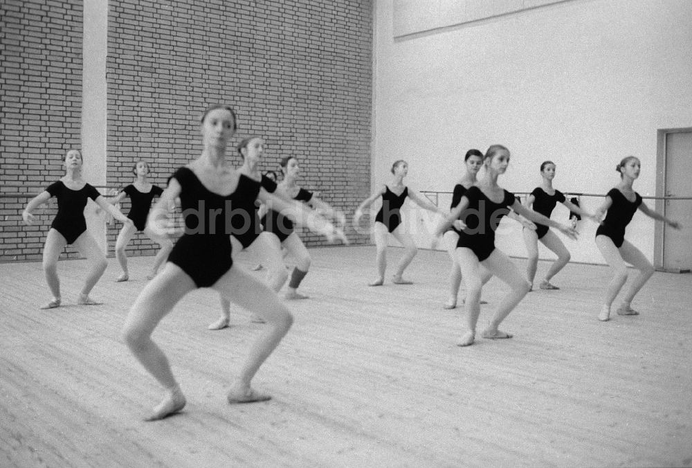 DDR-Fotoarchiv: Berlin - Ballettunterricht an der Staatlichen Ballettschule und Schule für Artistik in Berlin, der ehemaligen Hauptstadt der DDR, Deutsche Demokratische Republik