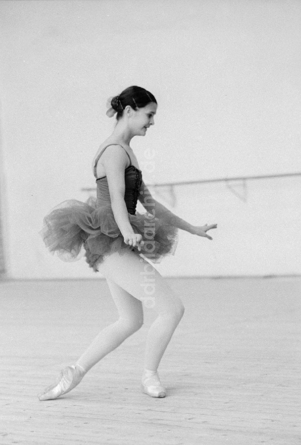Berlin: Ballettunterricht an der Staatlichen Ballettschule und Schule für Artistik in Berlin, der ehemaligen Hauptstadt der DDR, Deutsche Demokratische Republik