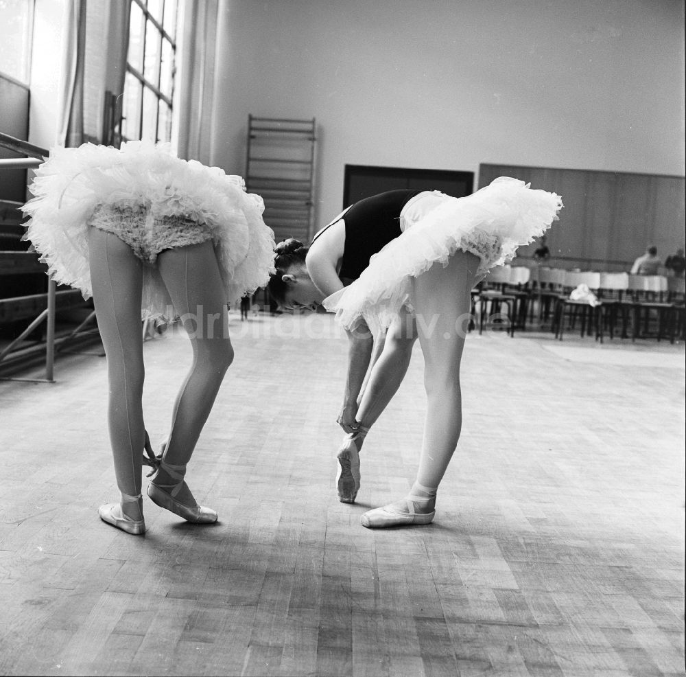Berlin: Ballettunterricht an der Staatlichen Ballettschule und Schule für Artistik in Berlin, der ehemaligen Hauptstadt der DDR, Deutsche Demokratische Republik