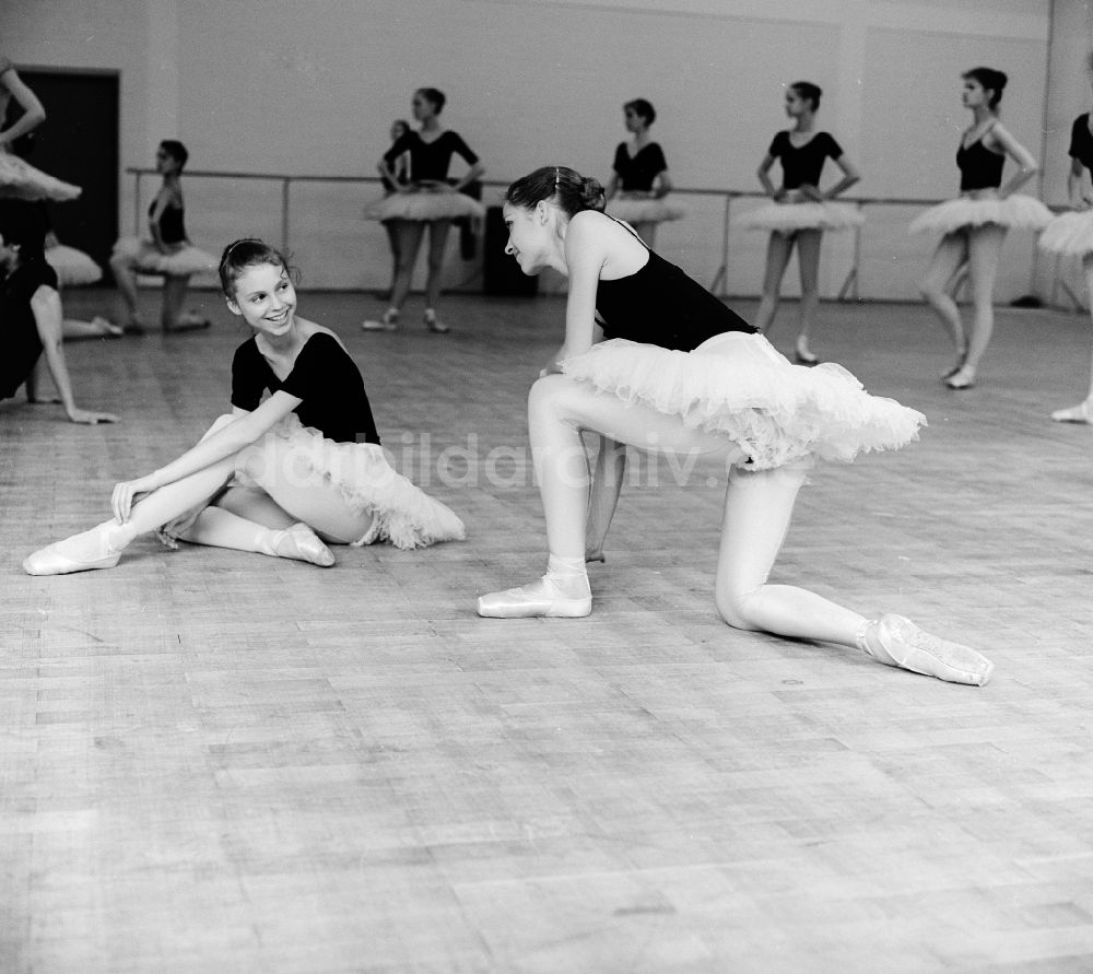 DDR-Bildarchiv: Berlin - Ballettunterricht an der Staatlichen Ballettschule und Schule für Artistik in Berlin, der ehemaligen Hauptstadt der DDR, Deutsche Demokratische Republik