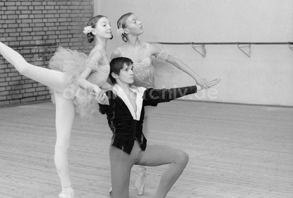 DDR-Bildarchiv: Berlin - Ballettunterricht an der Staatlichen Ballettschule und Schule für Artistik in Berlin, der ehemaligen Hauptstadt der DDR, Deutsche Demokratische Republik