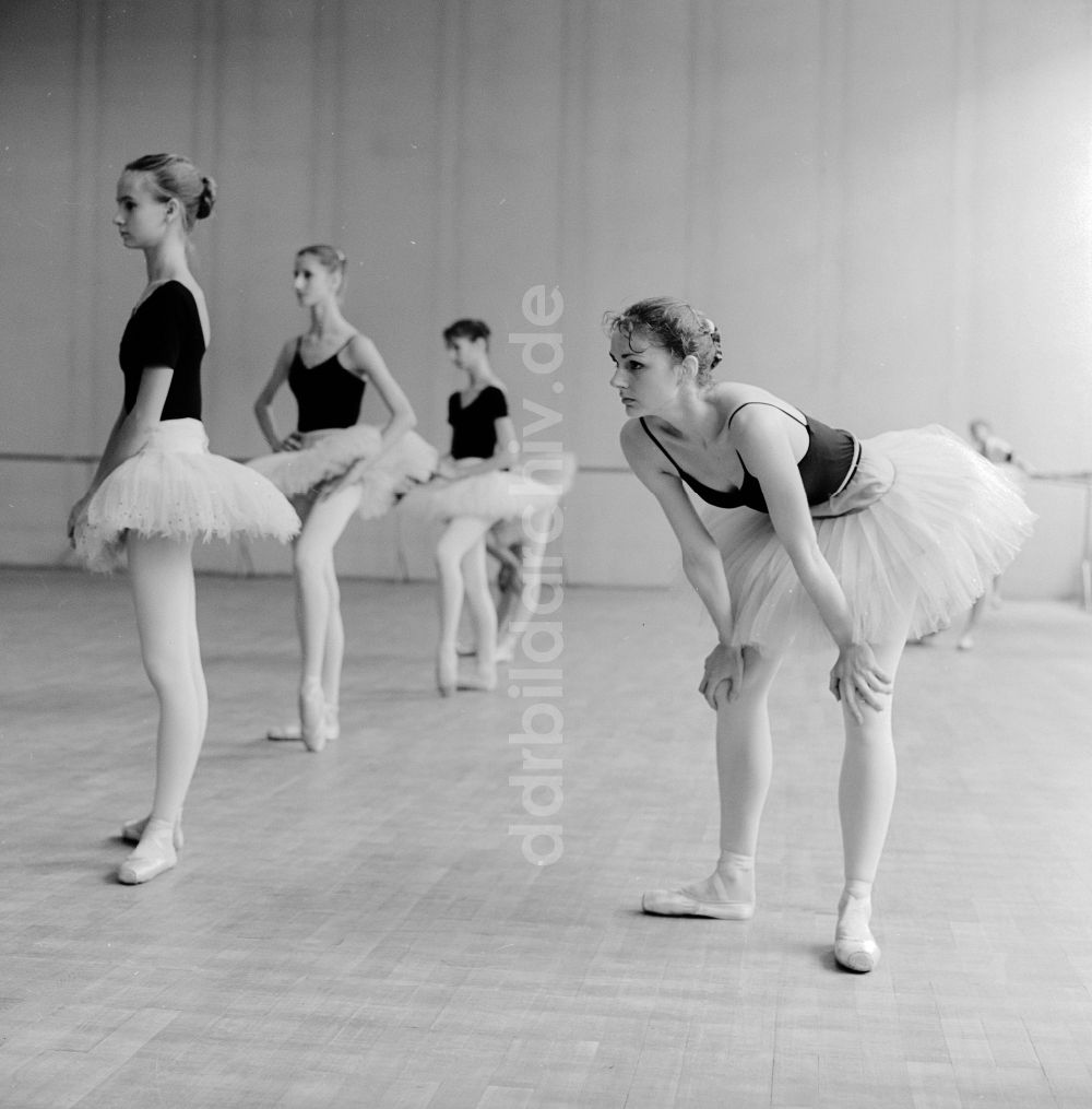 DDR-Fotoarchiv: Berlin - Ballettunterricht an der Staatlichen Ballettschule und Schule für Artistik in Berlin, der ehemaligen Hauptstadt der DDR, Deutsche Demokratische Republik