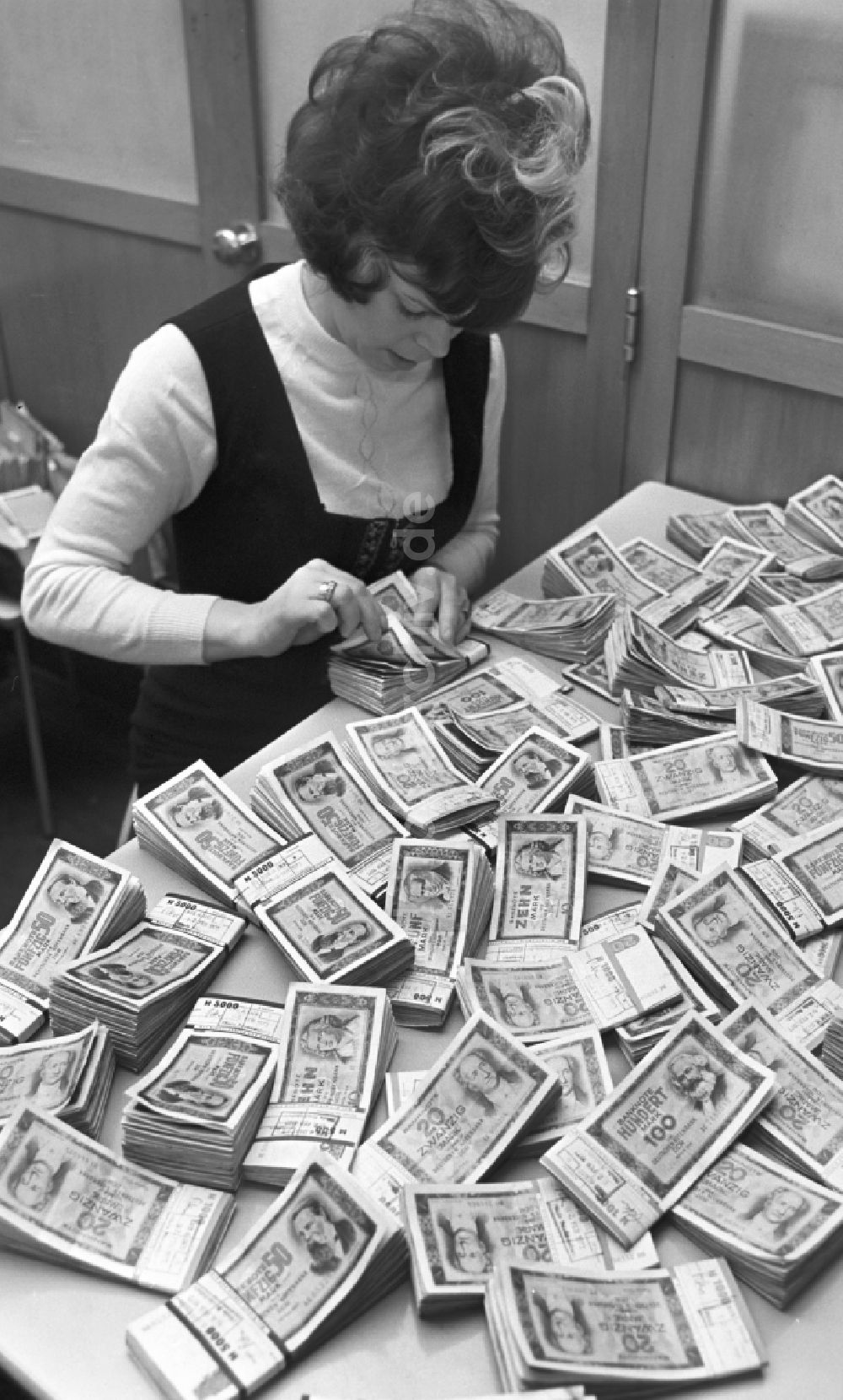 DDR-Fotoarchiv: Berlin - Banknoten verschiedener Nennwerte in der Staatsbank in Berlin in der DDR