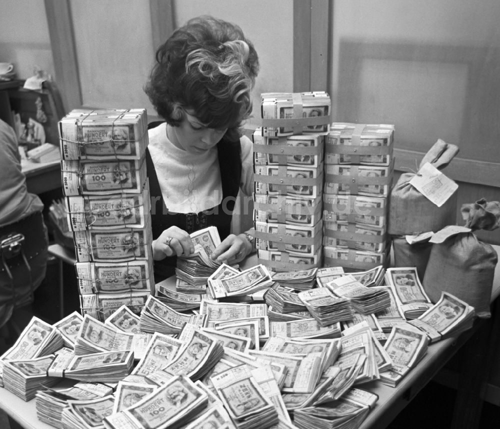 Berlin: Banknoten verschiedener Nennwerte in der Staatsbank in Berlin in der DDR