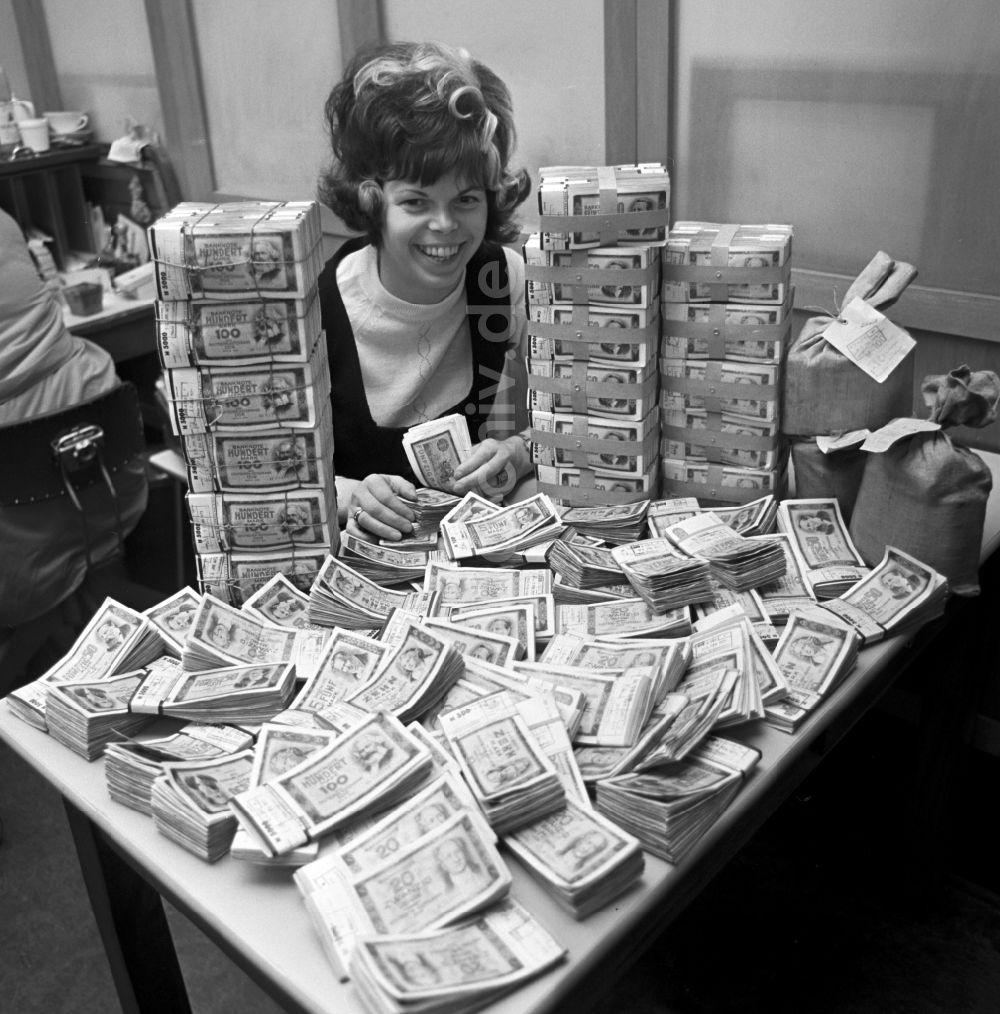 DDR-Bildarchiv: Berlin - Banknoten verschiedener Nennwerte in der Staatsbank in Berlin in der DDR