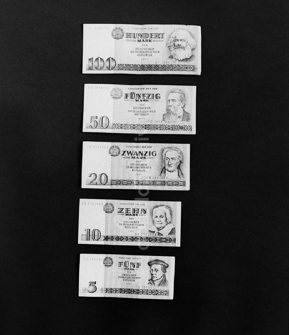 Berlin: Banknoten verschiedener Nennwerte in der Staatsbank in Berlin in der DDR