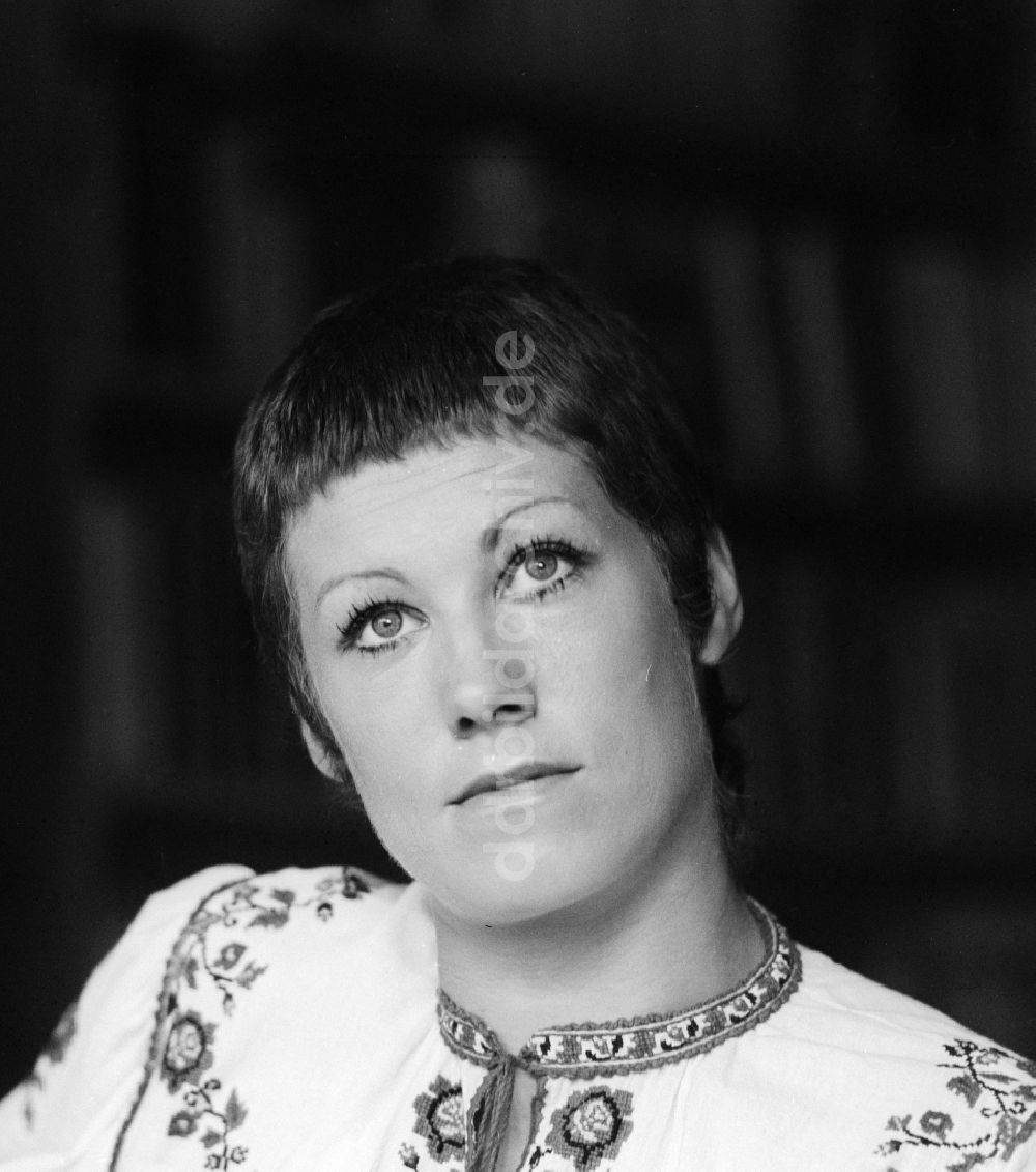 Berlin: Barbara Thalheim, deutsche Sängerin und Liedermacherin, in Berlin, der ehemaligen Hauptstadt der DDR, Deutsche Demokratische Republik