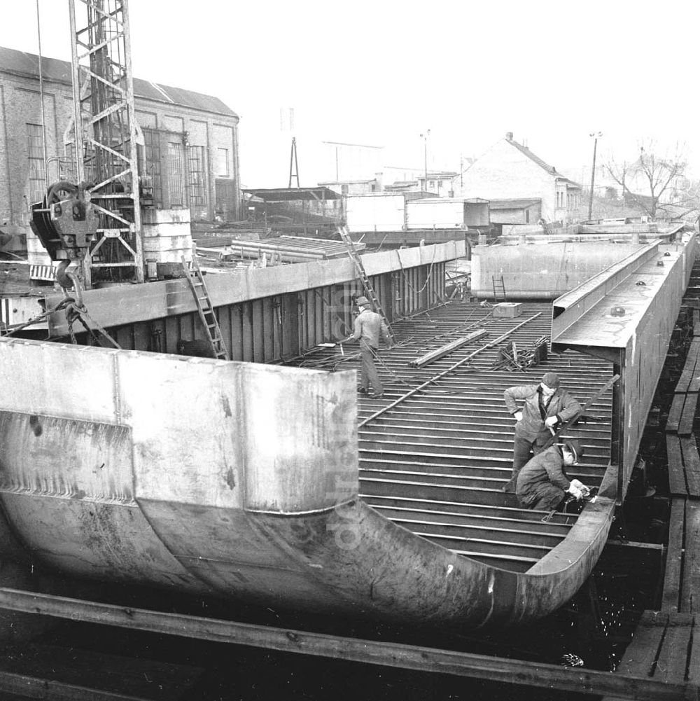 DDR-Fotoarchiv: Eisenhüttenstadt - Bau einer Barge im Eisenhüttenkombinat OST (EKO) in Eisenhüttenstadt