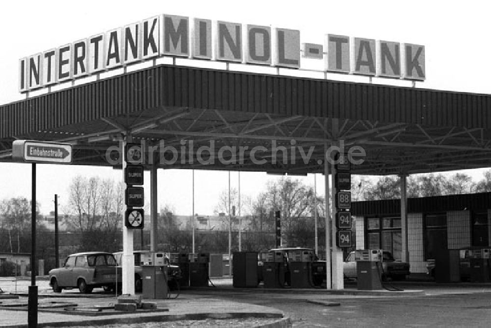 DDR-Fotoarchiv: Berlin - Bau des 9.Stadtbezirk (Marzahn) und einer neuen Tankstelle für Berlin. Foto: Schönfeld