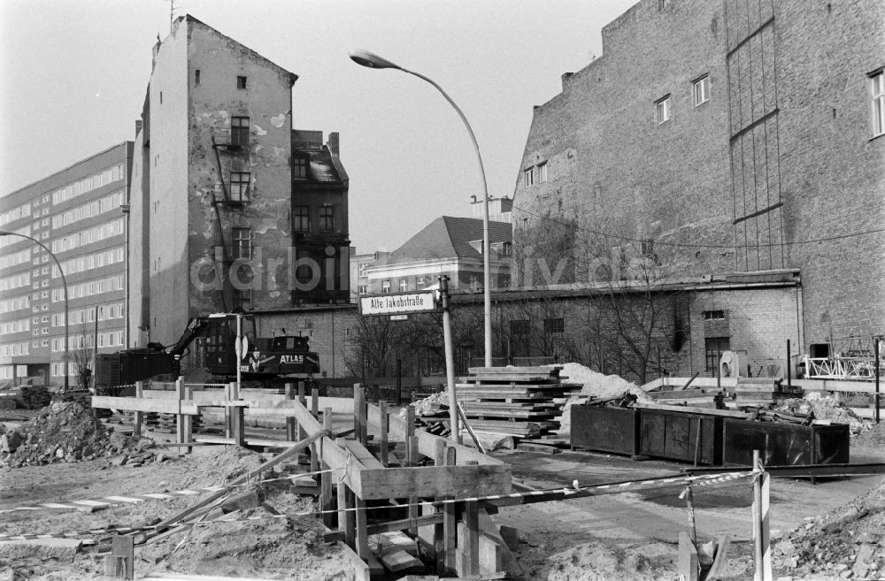 Berlin: Bauarbeiten am ehemaligen Grenzstreifen der Berliner Mauer in Berlin - Mitte, der ehemaligen Hauptstadt der DDR, Deutsche Demokratische Republik