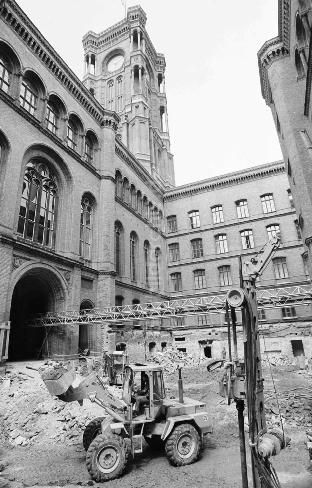DDR-Bildarchiv: Berlin / Mitte - 16.07.92 Bauarbeiten im Roten Rathaus