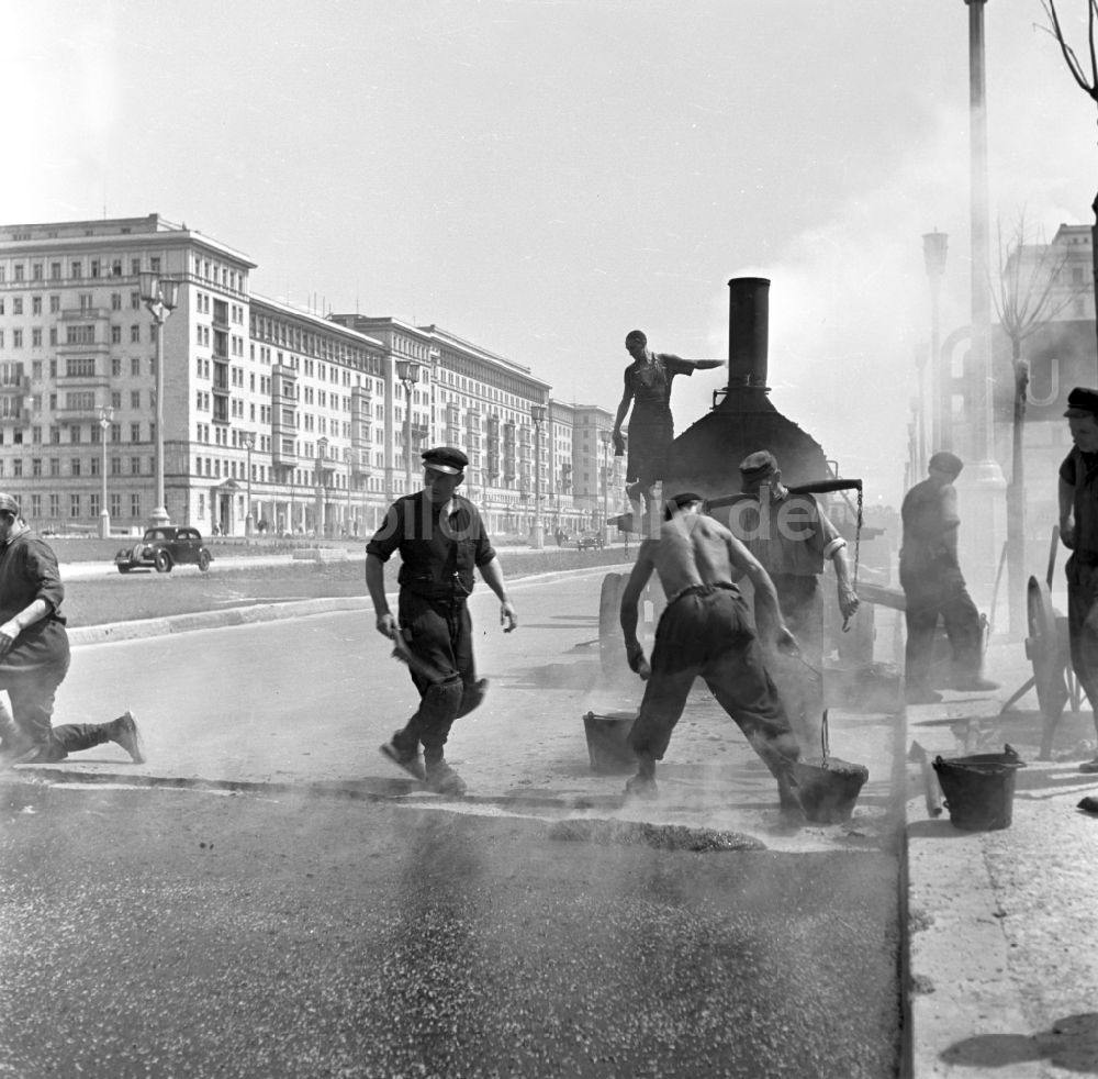 DDR-Bildarchiv: Berlin - Bauarbeiten auf der Stalinallee in Berlin in der DDR