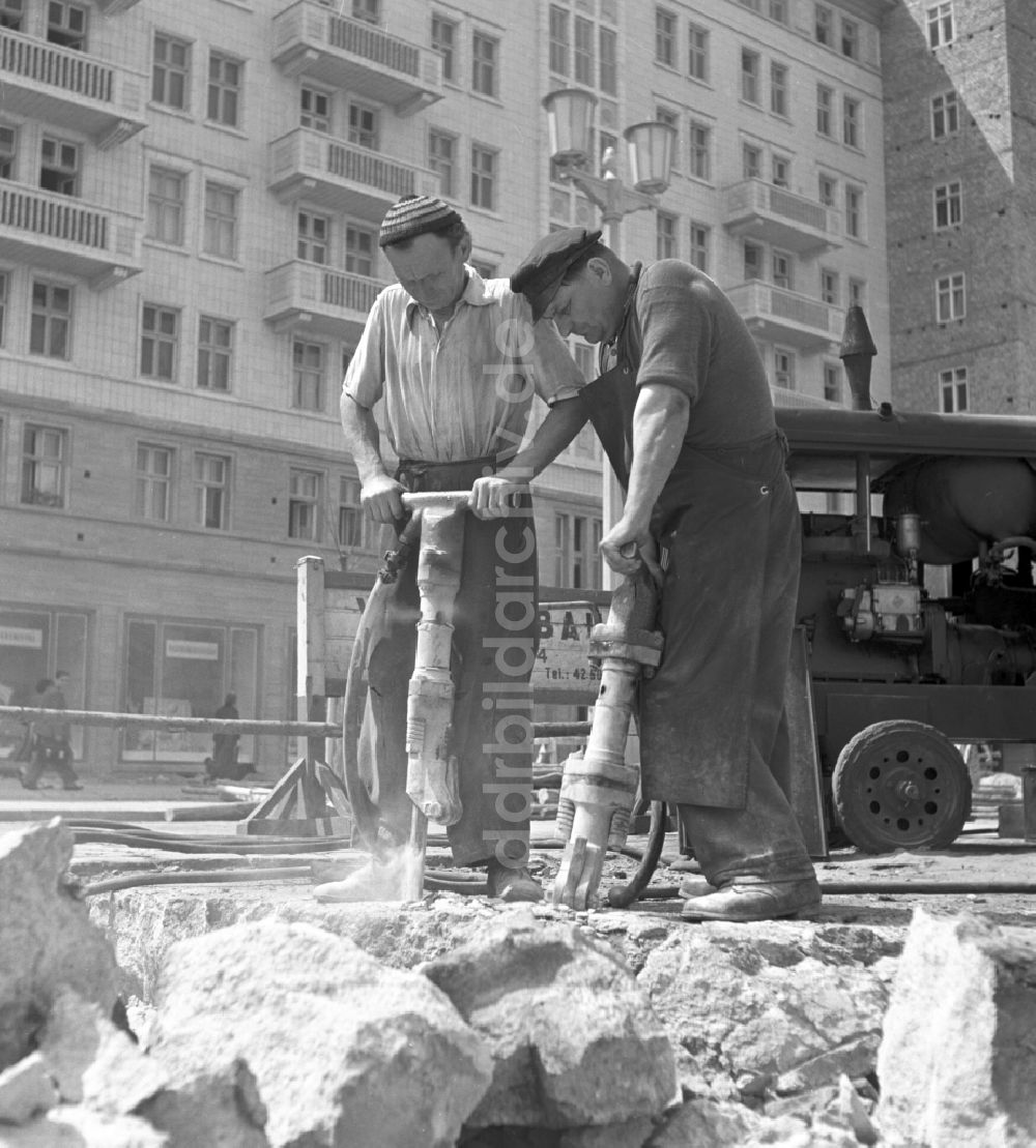 Berlin: Bauarbeiten auf der Stalinallee in Berlin in der DDR