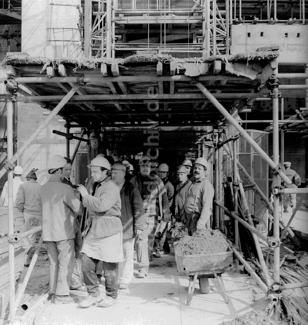 DDR-Fotoarchiv: Berlin - Bauarbeiter auf einer Baustelle in Berlin, der ehemaligen Hauptstadt der DDR, Deutsche Demokratische Republik