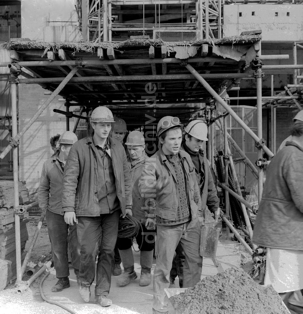 Berlin: Bauarbeiter auf einer Baustelle in Berlin, der ehemaligen Hauptstadt der DDR, Deutsche Demokratische Republik