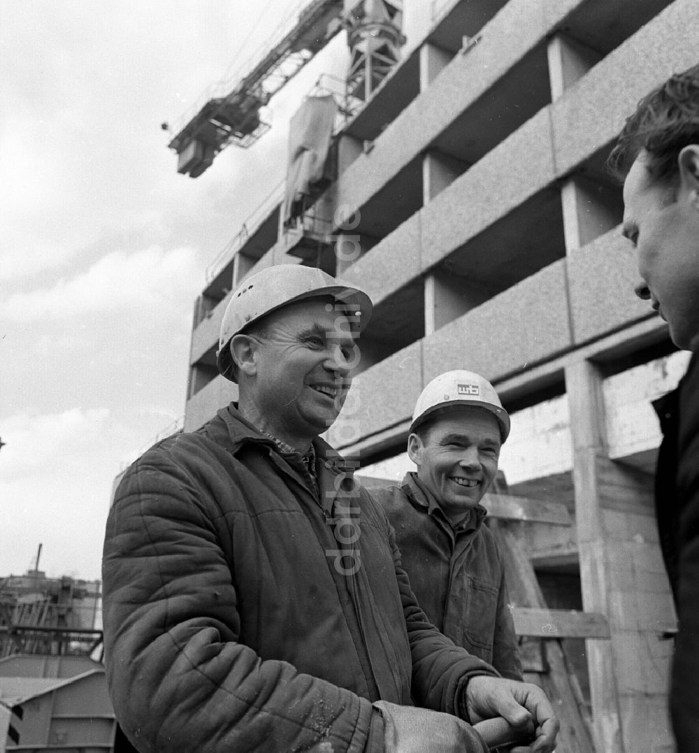 Berlin: Bauarbeiter Brigadiere Friedrich Redmann und Rudolf Grahl im Ortsteil Marzahn in Berlin in der DDR