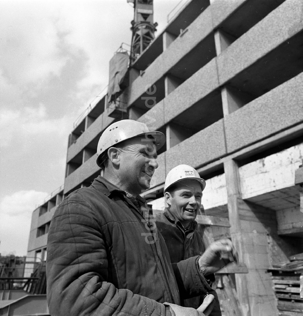 DDR-Bildarchiv: Berlin - Bauarbeiter Brigadiere Friedrich Redmann und Rudolf Grahl im Ortsteil Marzahn in Berlin in der DDR