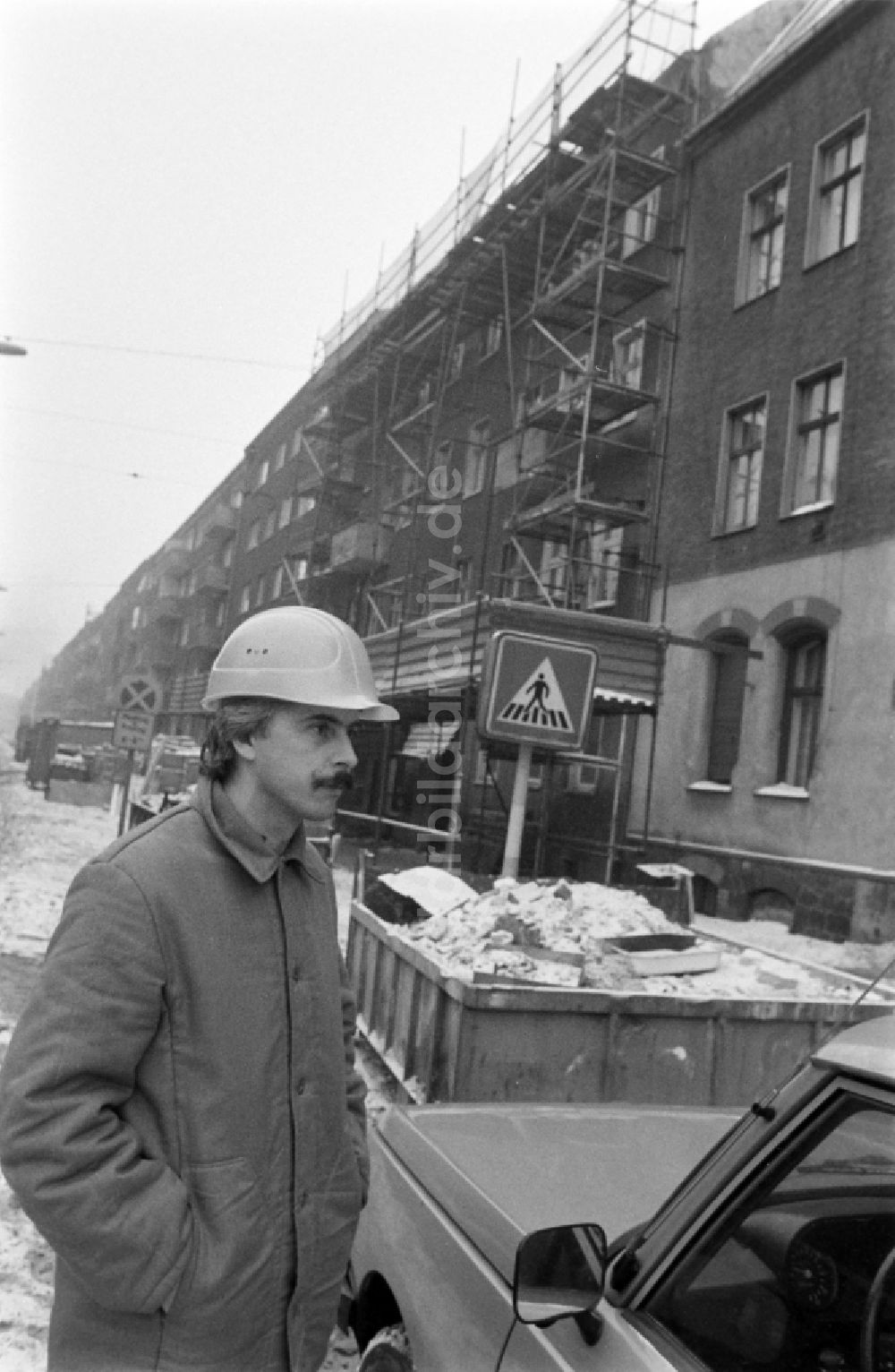 DDR-Bildarchiv: Berlin - Bauarbeiter in der Edisonstraße im Ortsteil Treptow-Köpenick in Berlin, der ehemaligen Hauptstadt der DDR, Deutsche Demokratische Republik