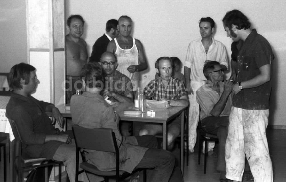 DDR-Fotoarchiv: Berlin - Bauarbeiter machen eine Frühstückspause in Ostberlin in der DDR