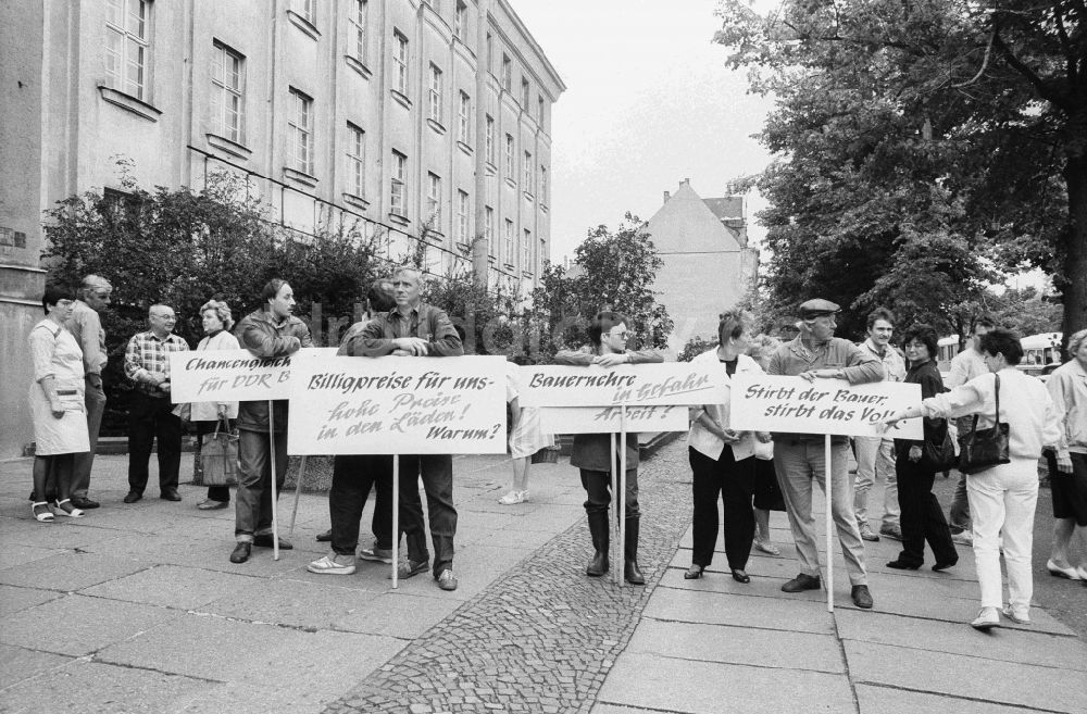 DDR-Bildarchiv: Leipzig - Bauerndemo in Leipzig Die Milch läuft über 