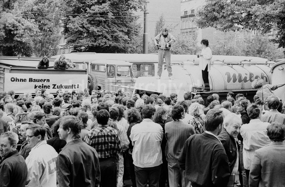 DDR-Fotoarchiv: Leipzig - Bauerndemo in Leipzig Die Milch läuft über 