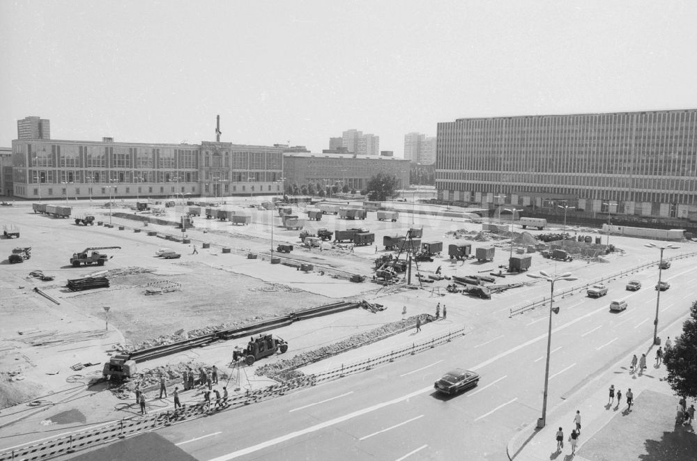 DDR-Fotoarchiv: Berlin - Baugelände / Baustelle des Palastes der Republik am Marx-Engels-Platz in Berlin, der ehemaligen Hauptstadt der DDR, Deutsche Demokratische Republik
