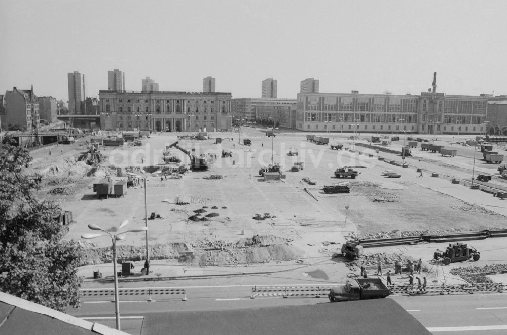 Berlin: Baugelände / Baustelle des Palastes der Republik am Marx-Engels-Platz in Berlin, der ehemaligen Hauptstadt der DDR, Deutsche Demokratische Republik