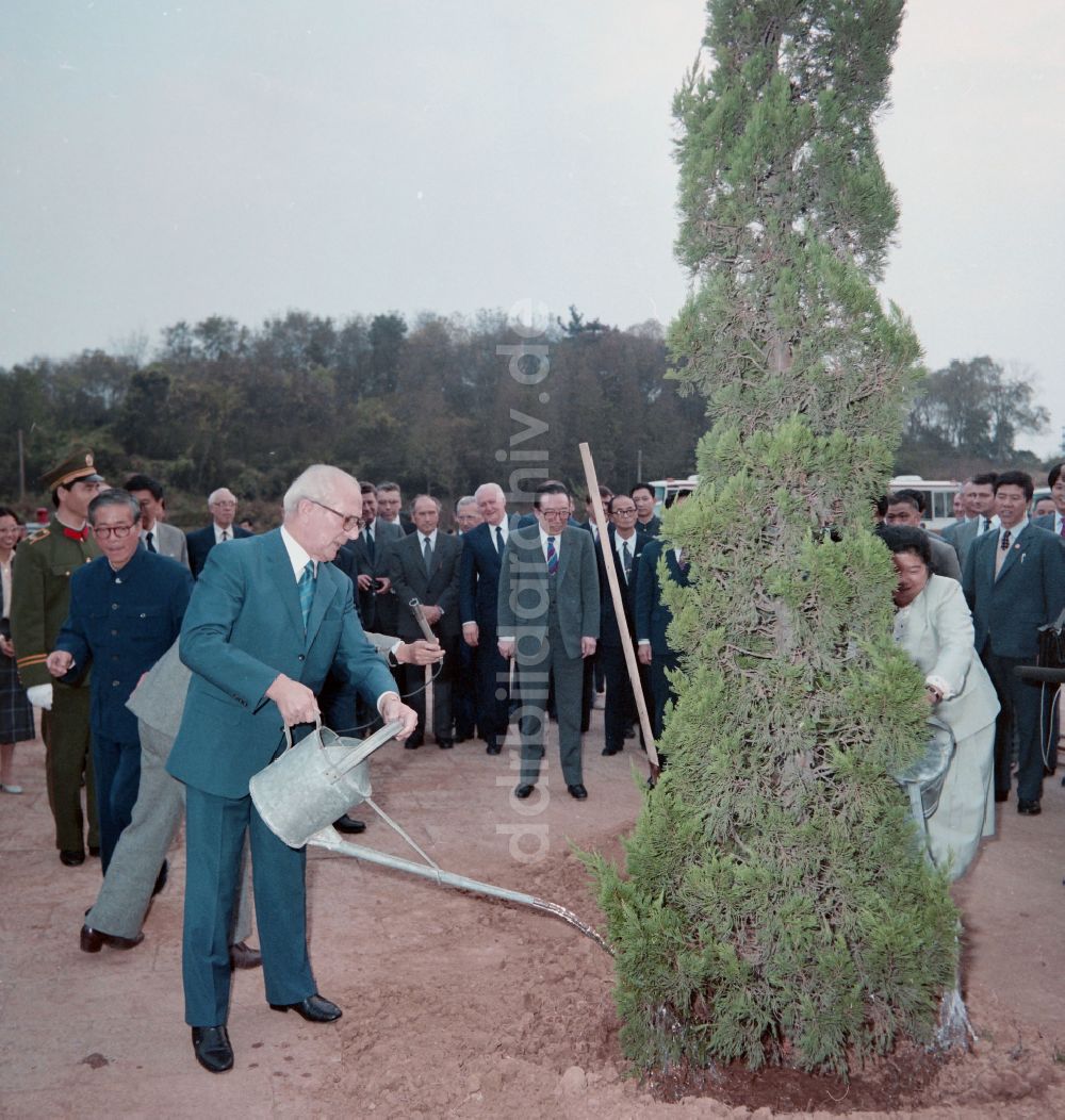 Nanjing: Baumpflanzung Erich Honeckers im Erinnerungspark der revolutionären Märtyrer in Nanjing in China