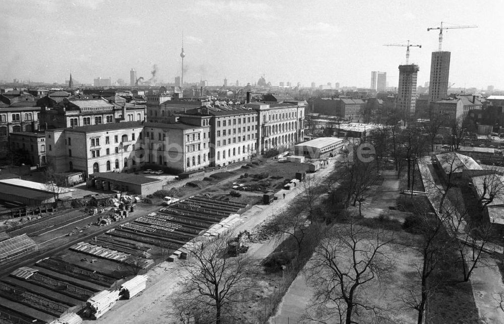 DDR-Bildarchiv: Berlin - Bauplatz Charité Universitätskrankenhaus in Berlin