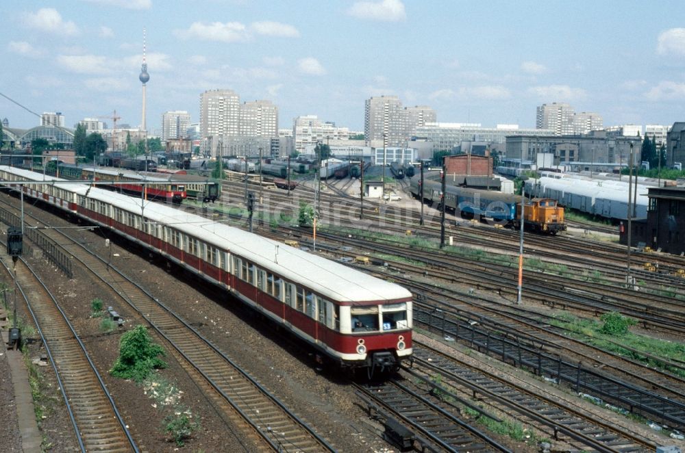DDR-Bildarchiv: Berlin - Friedrichshain - Baureihe ET 167 „Peenemünde“ der Berliner S-Bahn in Berlin - Friedrichshain