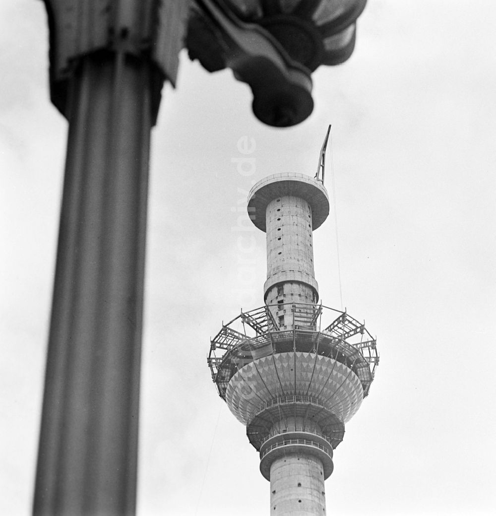 DDR-Fotoarchiv: Berlin - Baustelle Fernsehturm am Alex im Ortsteil Mitte in Berlin, der ehemaligen Hauptstadt der DDR, Deutsche Demokratische Republik