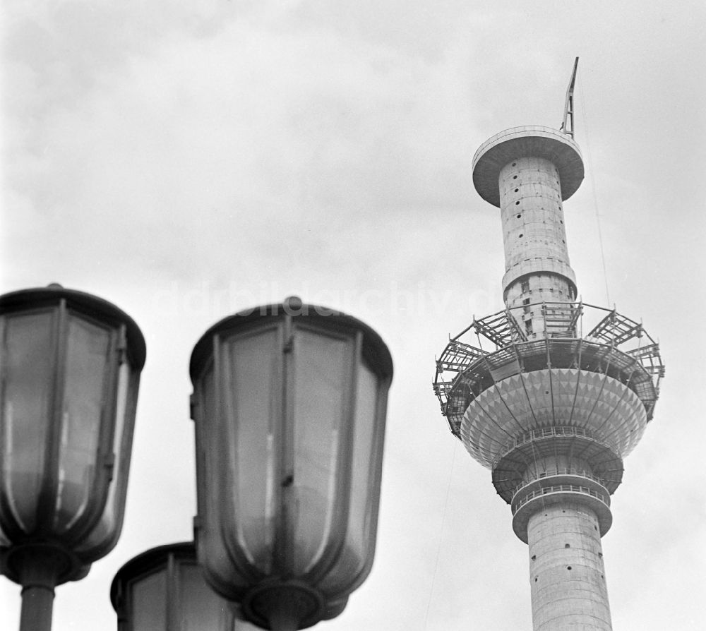 Berlin: Baustelle Fernsehturm am Alex im Ortsteil Mitte in Berlin, der ehemaligen Hauptstadt der DDR, Deutsche Demokratische Republik