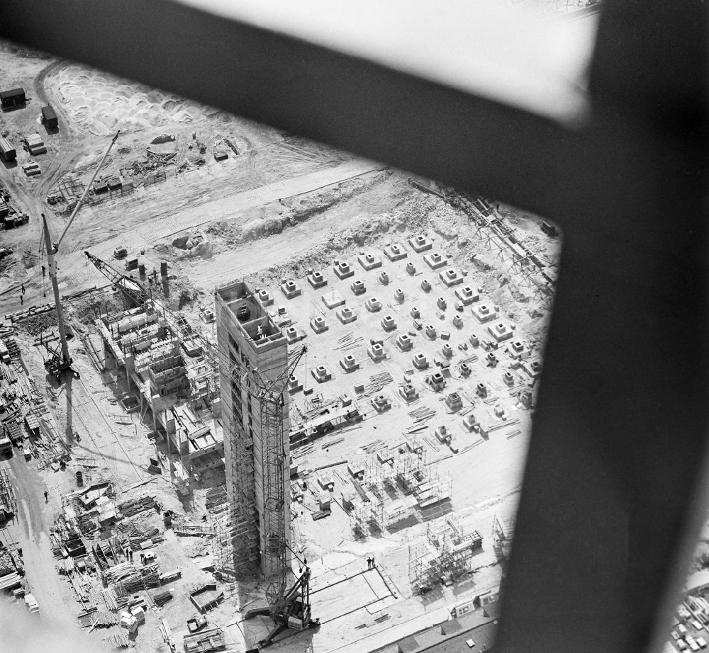 Berlin: Baustelle Fernsehturm am Alex im Ortsteil Mitte in Berlin, der ehemaligen Hauptstadt der DDR, Deutsche Demokratische Republik