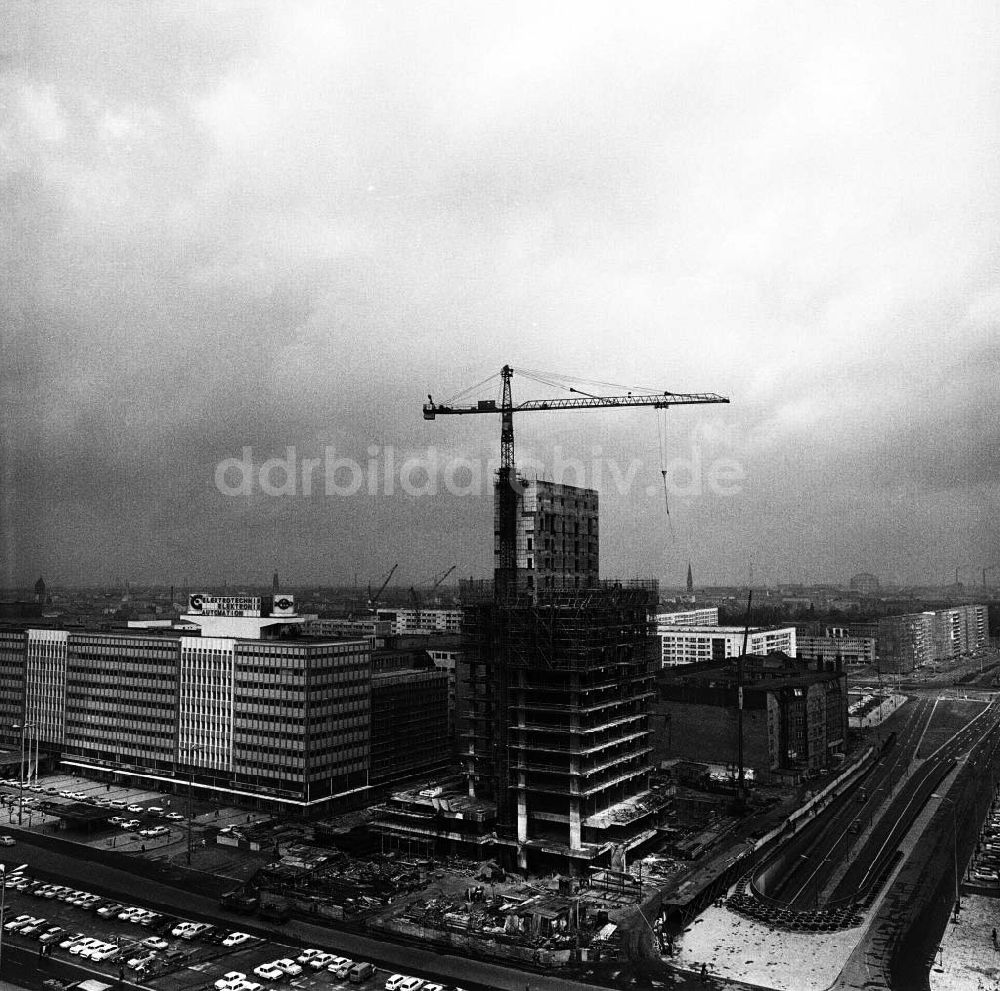 DDR-Bildarchiv: Berlin - Baustelle Haus des Reisens am Alexanderplatz Berlin 1970